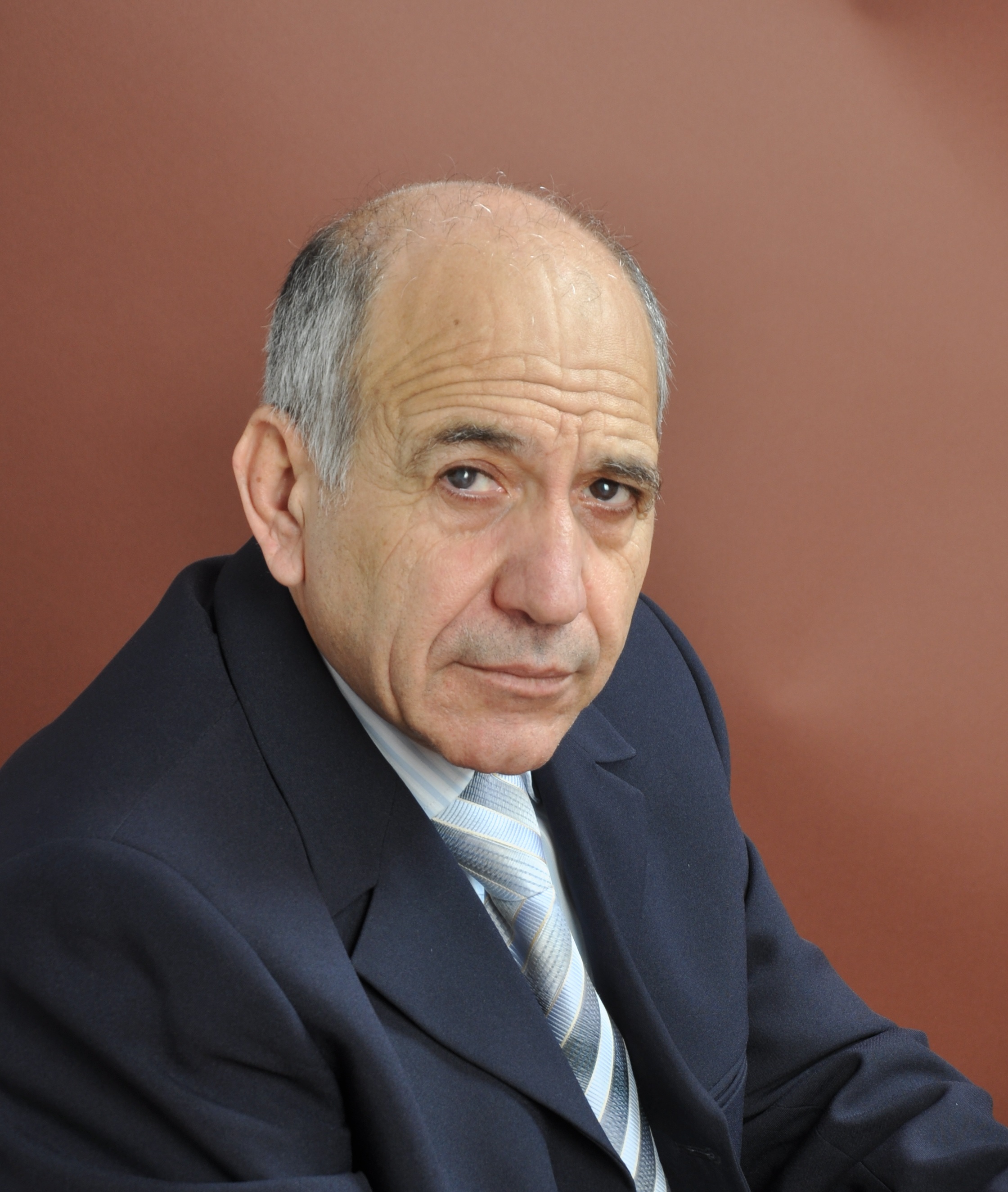 الشَّاعرُ الأديبُ وَهيب نَديم وَهبَة ينالُ للمرَّة الثَّالثة جائزةَ ناجي نَعمان الأدبيَّة